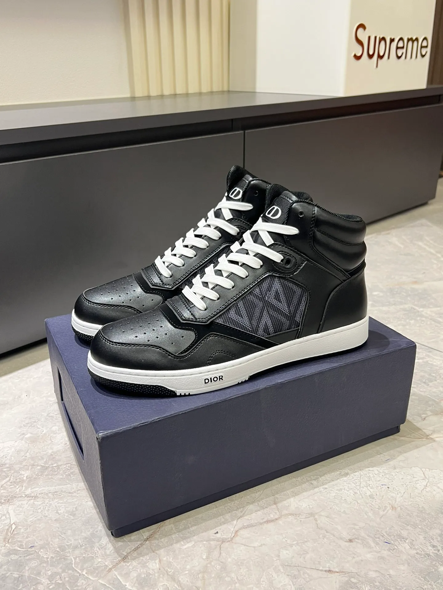 Men's shoes 💰p460 "Dio*" mid-top B27 casual sneakers. This B27 high-top sneaker is a new product in the series and continues Di*r's classic style. Crafted from gray and white smooth calf leather with beige and black Oblique print panels on the sides. The "CD Icon" shaped shoelace eyelets are clever and delicate, and the two-color rubber sole, rear collar and heel are all equipped with the brand's iconic details to enhance the style. Oblique printed straps at the ankle allow for an adjustable fit to complement the overall design. Fashionable and versatile, it can complement any look. Create an exquisite design with unique dynamic vitality and modern atmosphere, presented in low-top and high-top styles. This new must-have shoe adds a new dimension to Dior's archive heritage, embodying modern elegance. Purchase the original version and make it 1:1. If you need top quality, please come to me! Male 38-44!